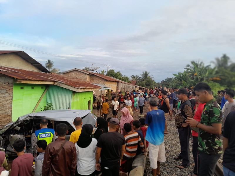 Minibus Daihatsu Xenia BK 1275 ABM berisi 5 penumpang ditabrak kereta api di Kisaran.