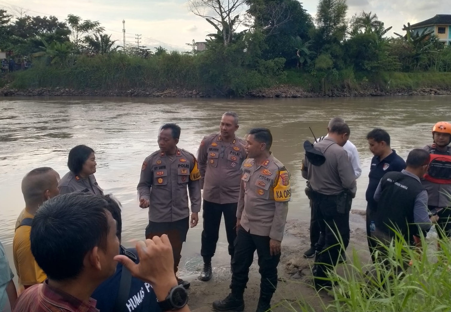 Kapolres Tebingtinggi AKBP Simon Sinulingga bersama tim gabungan terlihat masih terus melakukan pencarian korban hanyut di aliran sungai Padang.