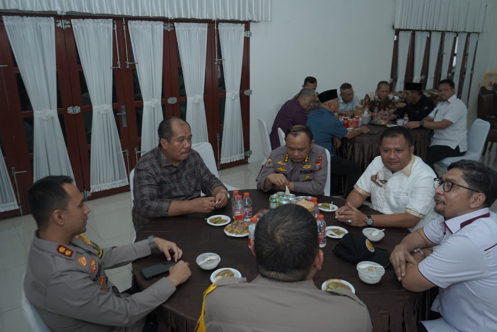 Wakil Bupati Asahan Rianto, SH., MAP menggelar acara open house di Rumah Dinas Wakil Bupati Asahan, Jalan Turi, Kelurahan Mekar Baru, Kecamatan Kota Kisaran Barat, Kamis (3/4/2025).