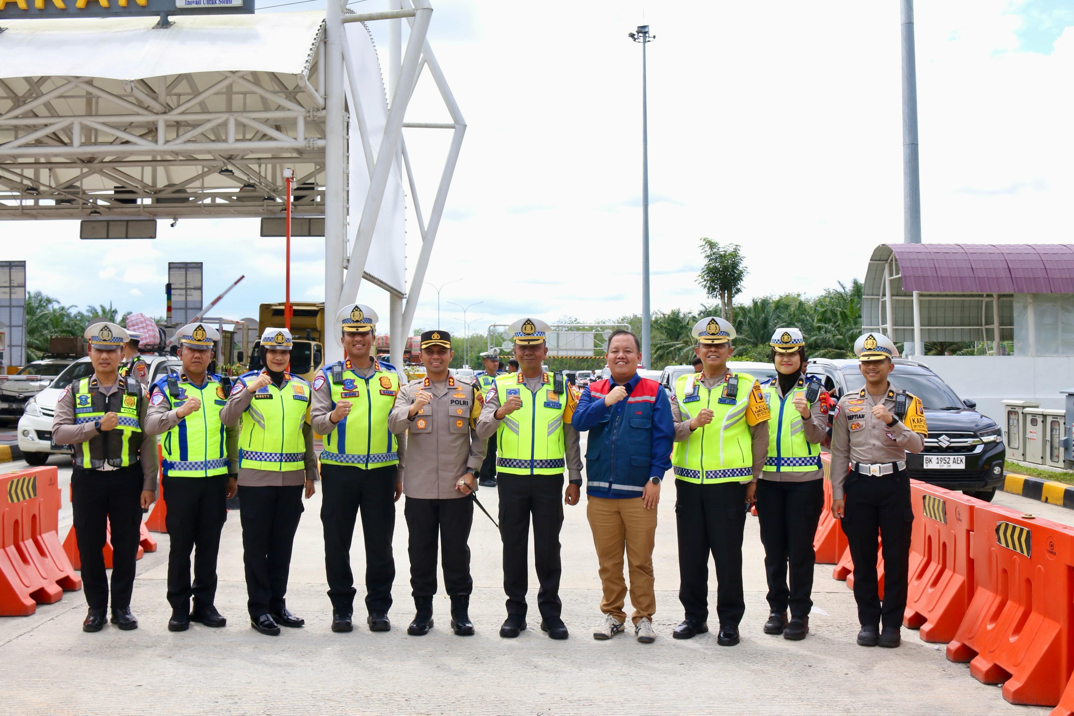 Direktur Lalu Lintas Polda Sumut Kombes Pol Firman Darmansyah S.I.K. meninjau langsung situasi lalu lintas di Exit Tol Kisaran, Kabupaten Asahan, Senin (7/4/2025).