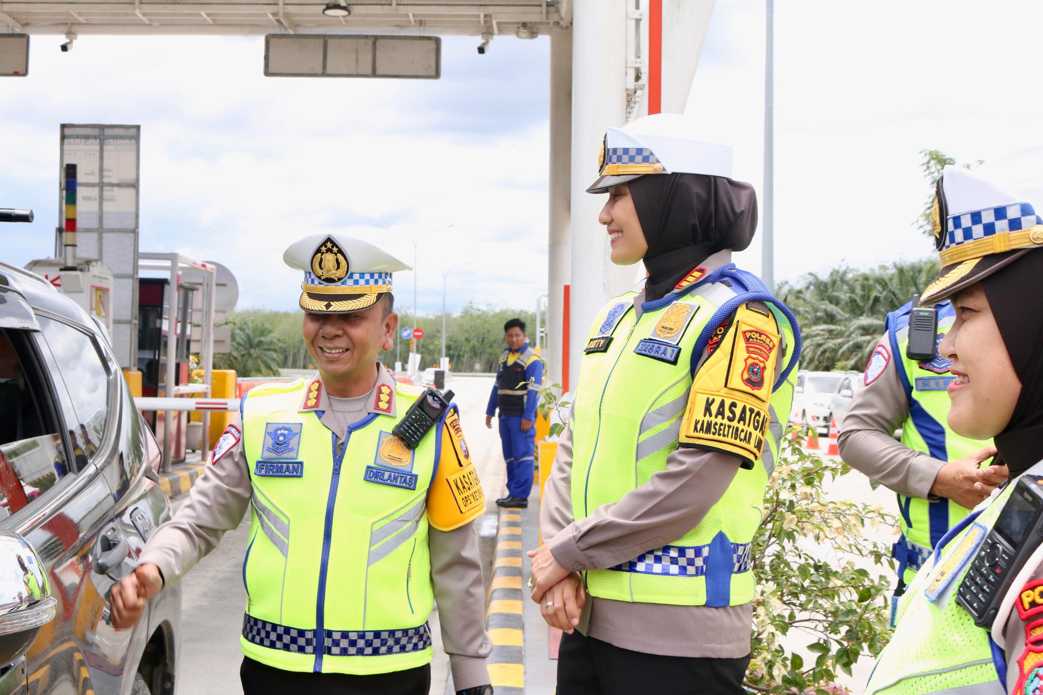 Direktur Lalu Lintas Polda Sumut Kombes Pol Firman Darmansyah S.I.K. meninjau langsung situasi lalu lintas di Exit Tol Kisaran, Kabupaten Asahan, Senin (7/4/2025).
