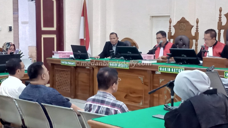 Mantan Kadis BMBK Sumut Bambang Pardede (kemeja kotak-kotak), saat menjalani sidang di Pengadilan Tipikor Medan.