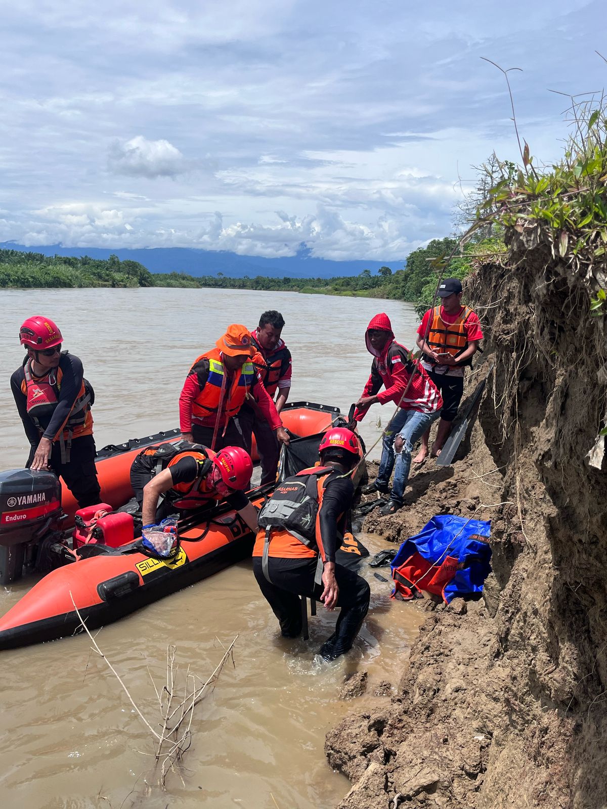 Tim BPBD melakukan evakuasi korban tenggelam di Krueng Tripa Desa Lamie Kecamatan Darul Makmur Kabupaten Nagan Raya.
