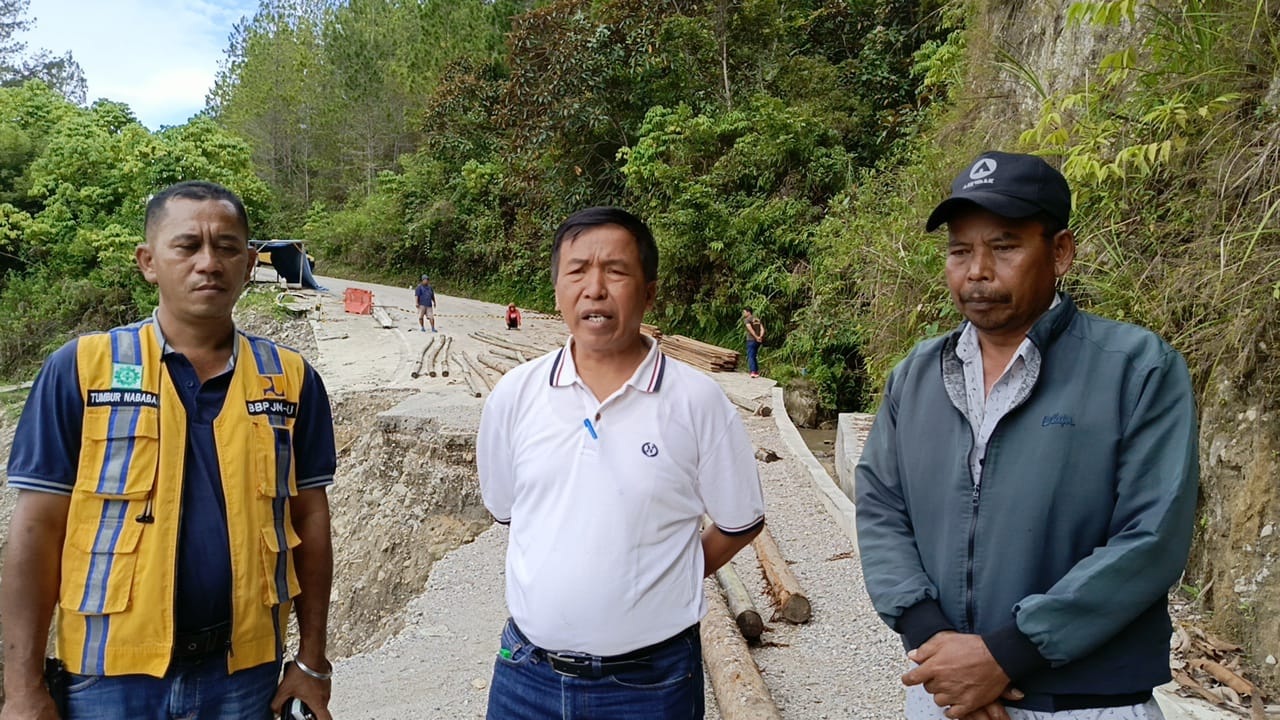 Kadis PUTR Samosir Rudimanto Limbong di lokasi jalan longsor di Desa Sigarantung Hutaginjang.