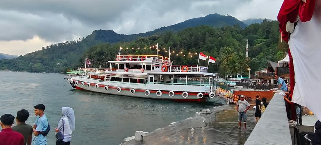 Suasana Kota Parapat. Selama libur Lebaran, kunjungan wisatawan menurun.