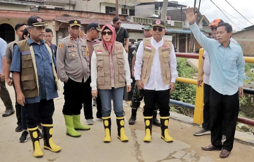 Bupati Simalungun Anton Achmad Saragih meninjau lokasi banjir di Pasar Bawah Serbelawan.