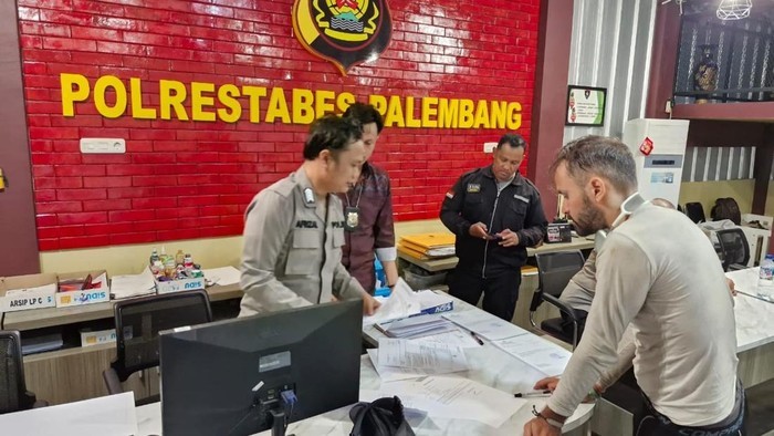 WNA Rusia, Konstantin Bazrov melaporkan sepeda motornya yang hilang ke Polrestabes Palembang.