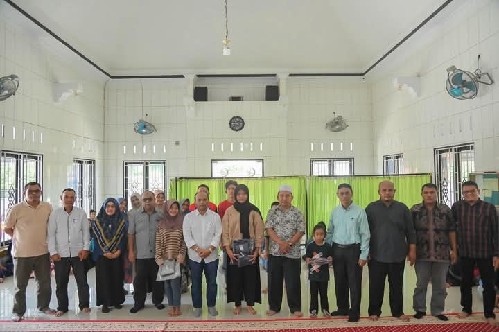 Wali Kota Letnan Dalimunthe didampingi Kadis Sosial Zufri Nasution serahkan pakain kepada warga dan seragam sekolah kepada korban banjir dan tanah longsor di Kel.Ujung Padang.