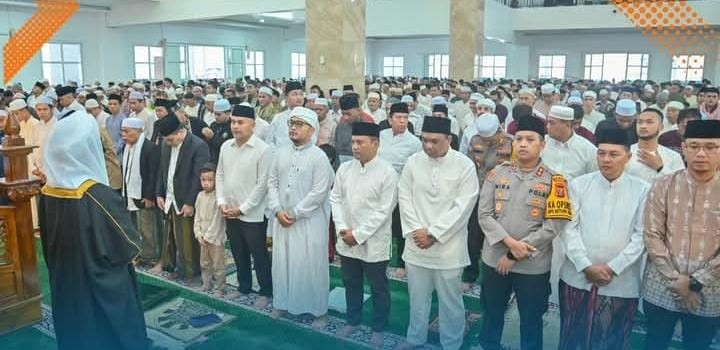 Wali Kota Padangsidimpuan H.Letnan Dalimunthe dan Wakil Walikota H.Harry Pahlevi Harahap bersama Forkopimda melaksanakan salat Idul Fitri 1446 H di Masjid Agung Al-Abror.