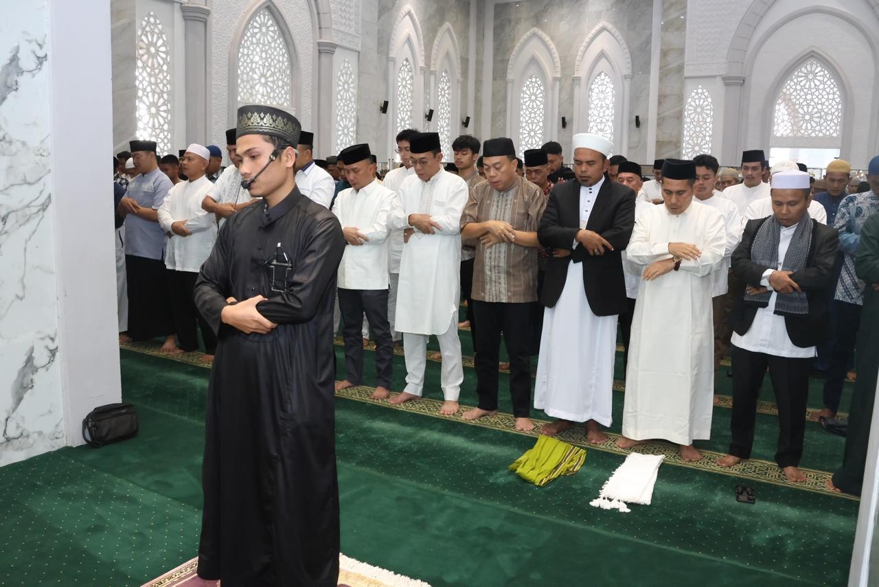 Bupati Tapsel H. Gus Irawan Pasaribu dan Wakil Bupati Jafar Syahbuddin Ritonga bersama masyarakat setempat melaksqnakan salat Idul Fitri 1446 H di Masjid Agung Sahrun Nur Sipirok.