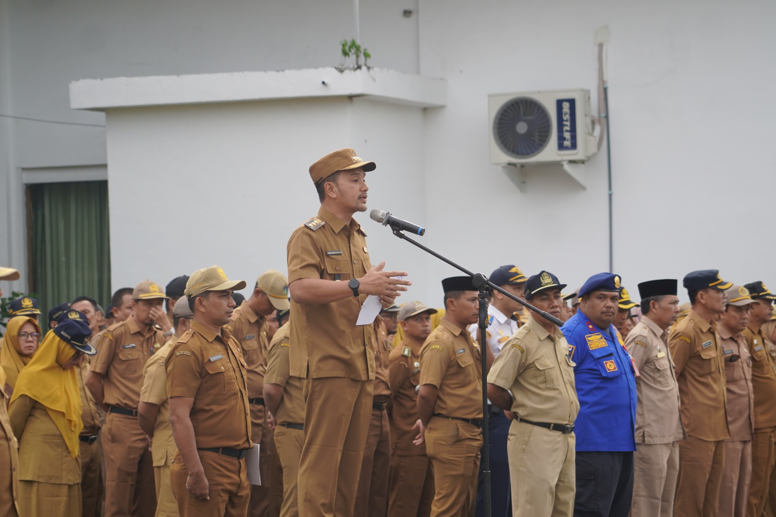 Walikota Tebingtinggi H. Iman Irdian Saragih saat memimpin pelaksanaan apel gabungan.