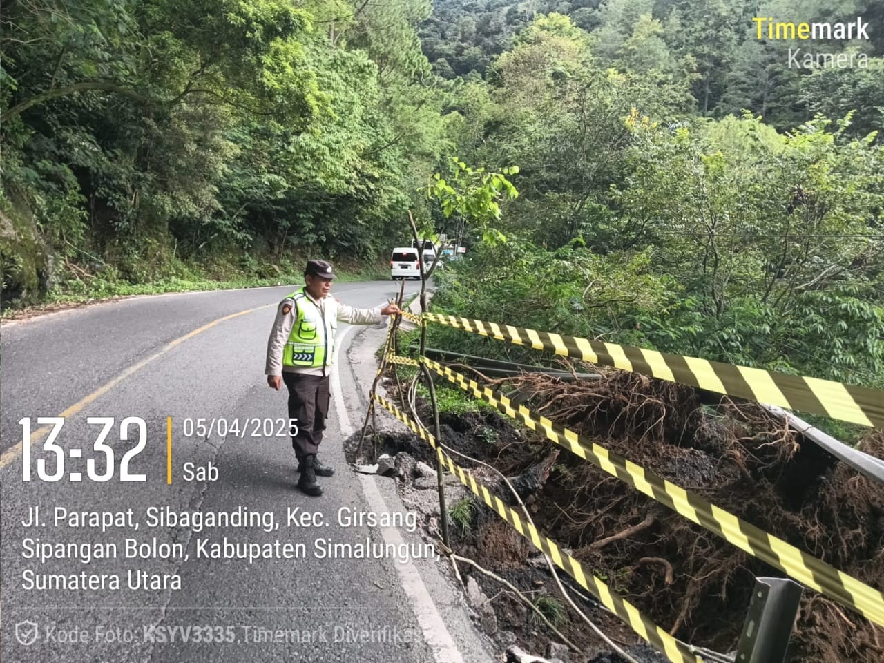 Longsor dan pohon tumbang di Jembatan Sibaganding.