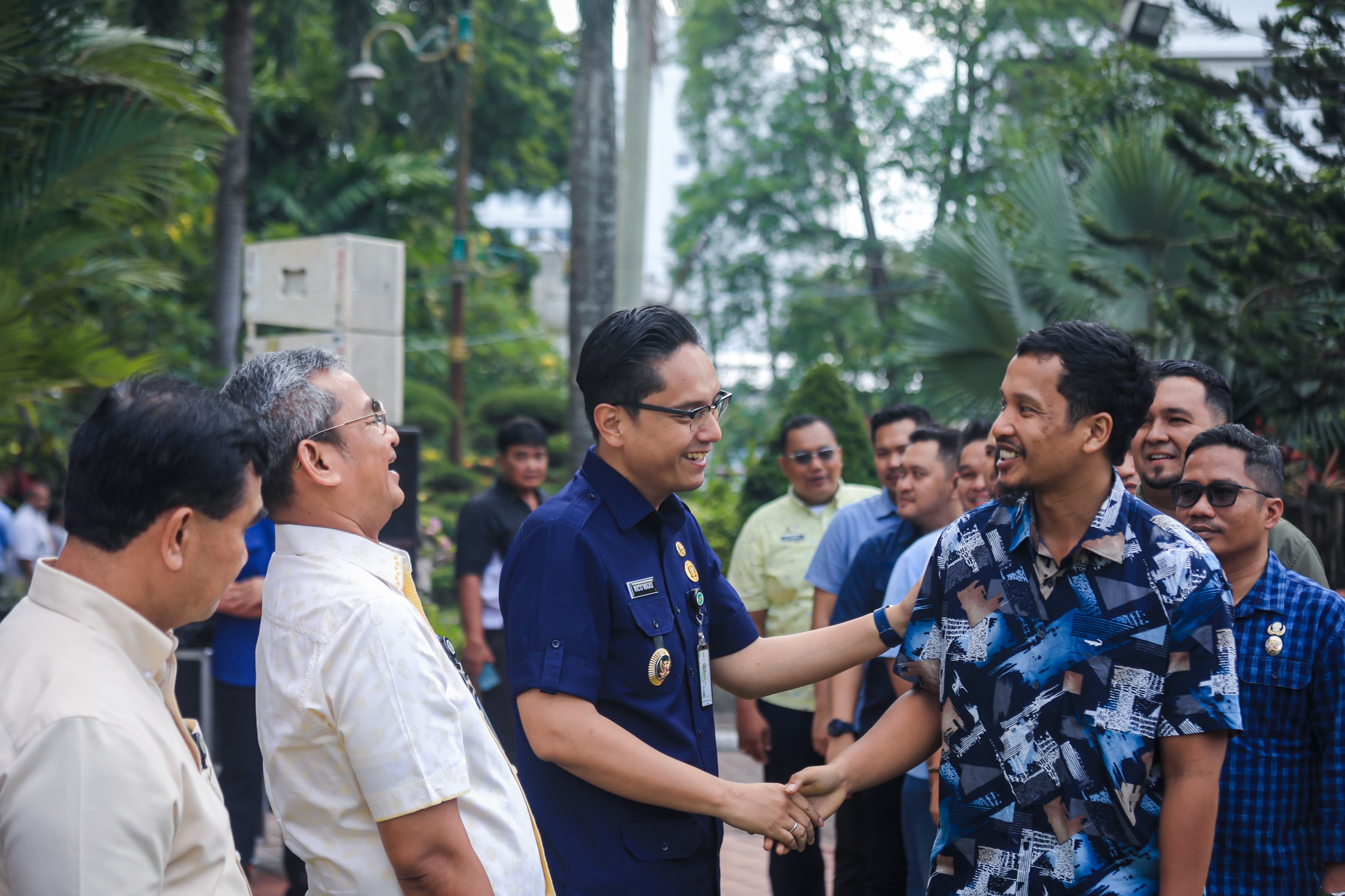 Wali Kota Medan Rico Tri Putra Bayu Waas usai memimpin apel perdana pasca libur Hari Raya Idulfitri di halaman kantor Wali Kota Medan, Selasa (8/4/2025).