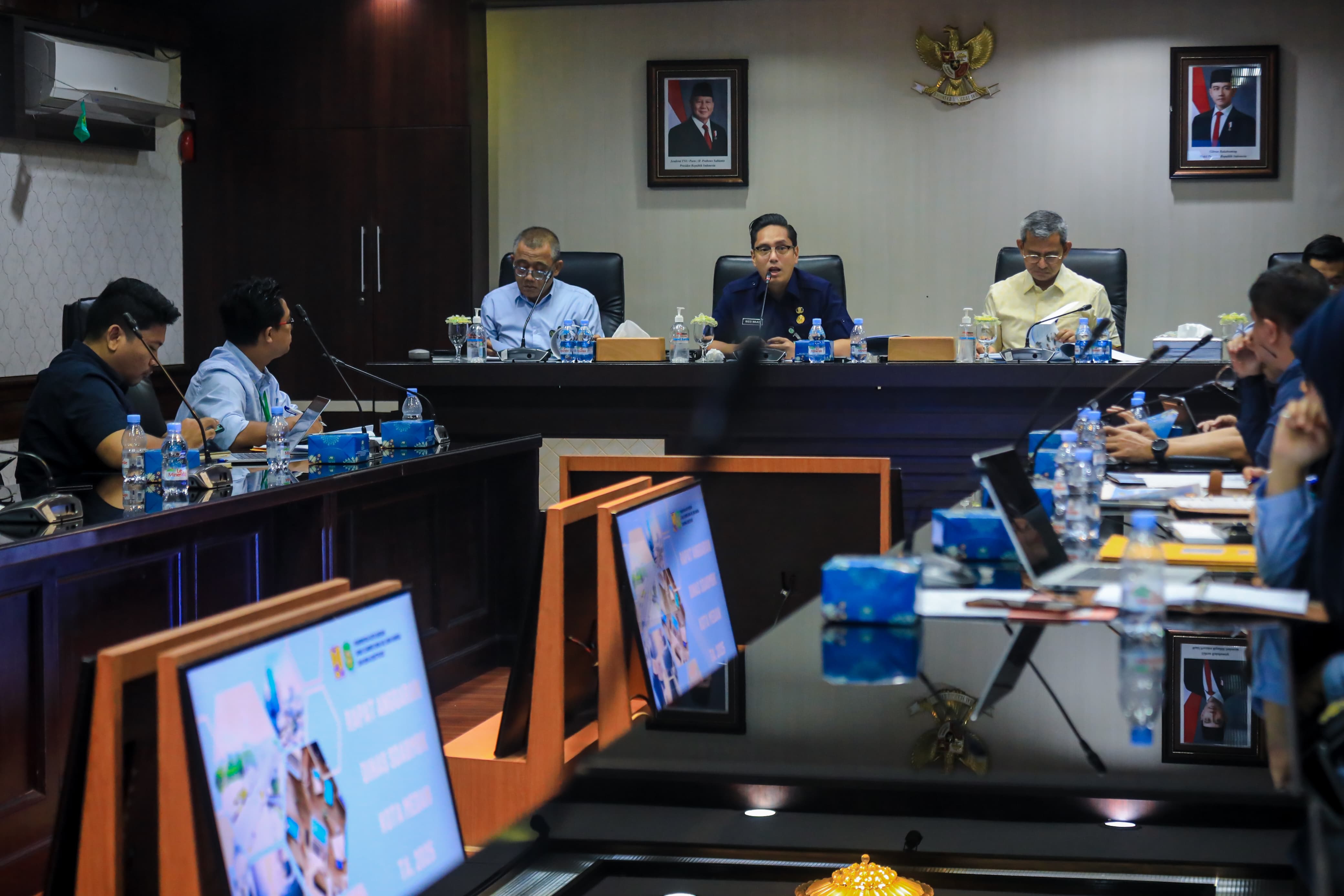 Wali Kota Medan Rico Tri Putra Bayu Waas menggelar rapat dengan Dinas SDABMBK Kota Medan di Ruang Rapat I Kantor Wali Kota, Selasa (8/4/2025).