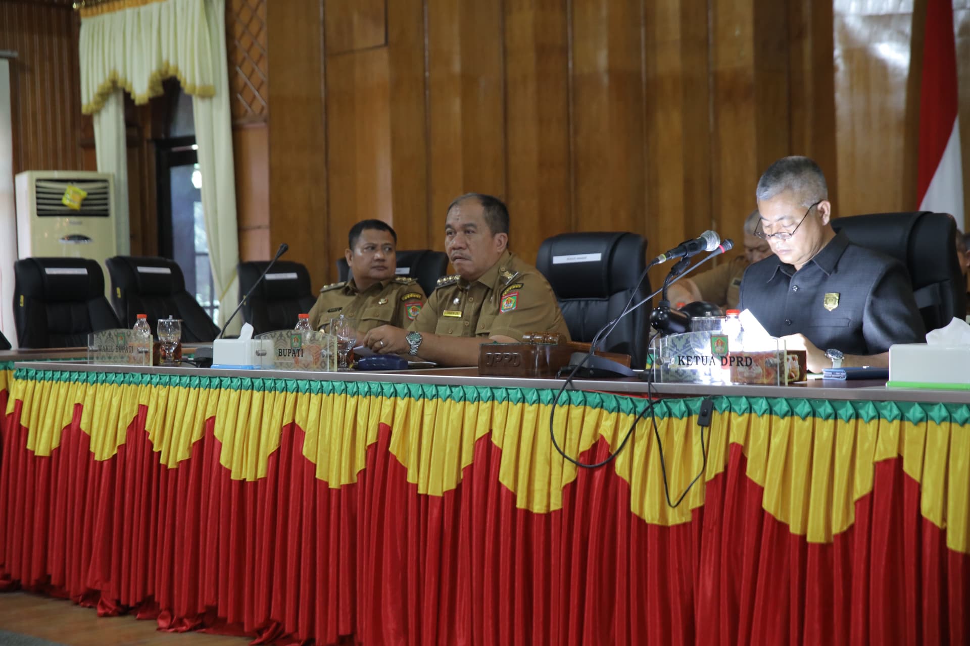 Bupati Asahan, Taufik Zainal Abidin Siregar, dalam Rapat Paripurna DPRD Kabupaten Asahan, Selasa (8/4/2025).