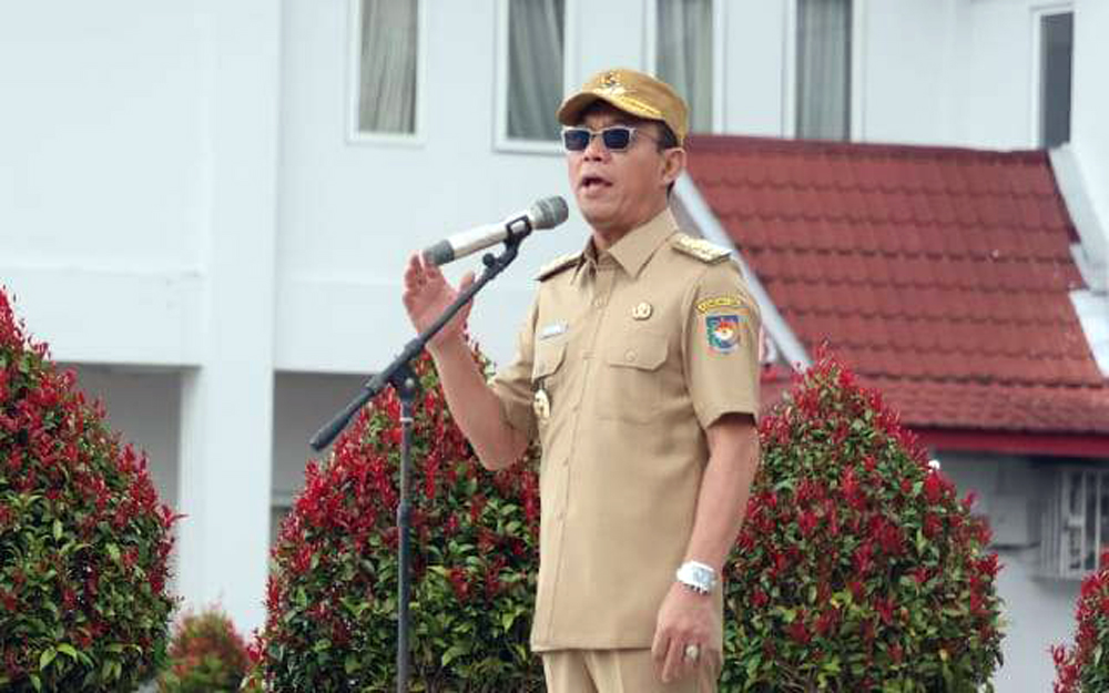 Bupati Tapsel, Gus Irawan Pasaribu, memimpin apel gabungan hari pertama masuk kerja usai libur Lebaran di Lapangan Parade.