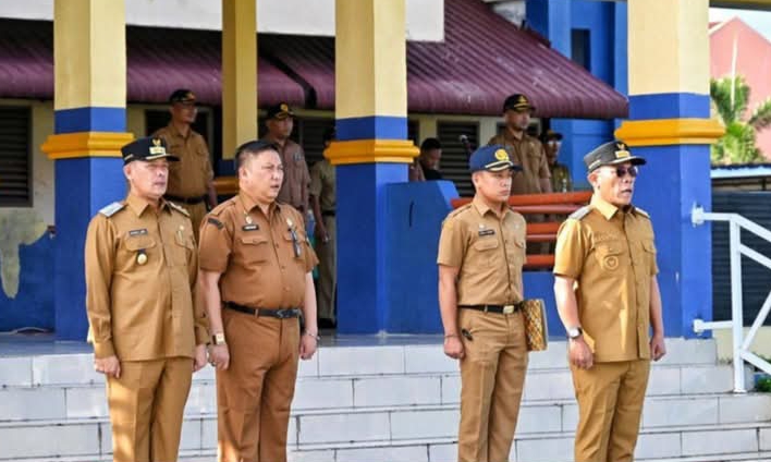 Bupati Tapteng Masinton Pasaribu saat memimpin apel perdana pascalibur lebaran di lapangan GOR Pandan.