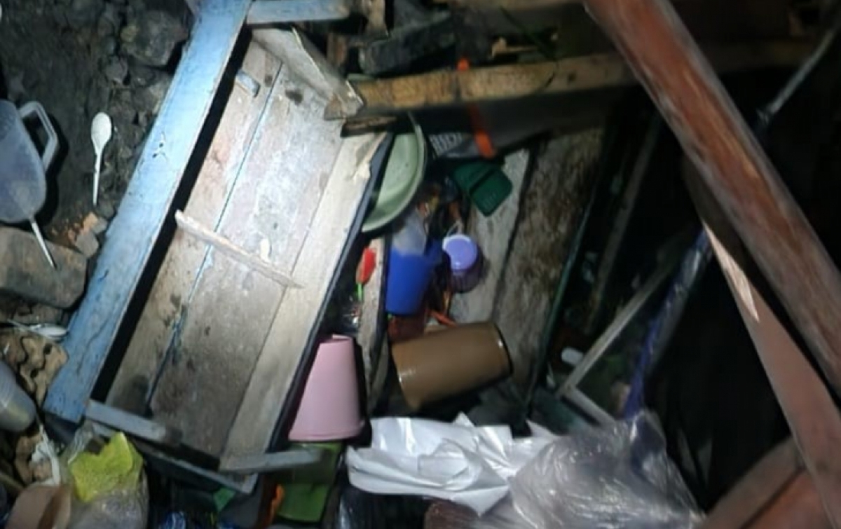 Warung yang diseruduk bus di Kampung Pajak, Labura.