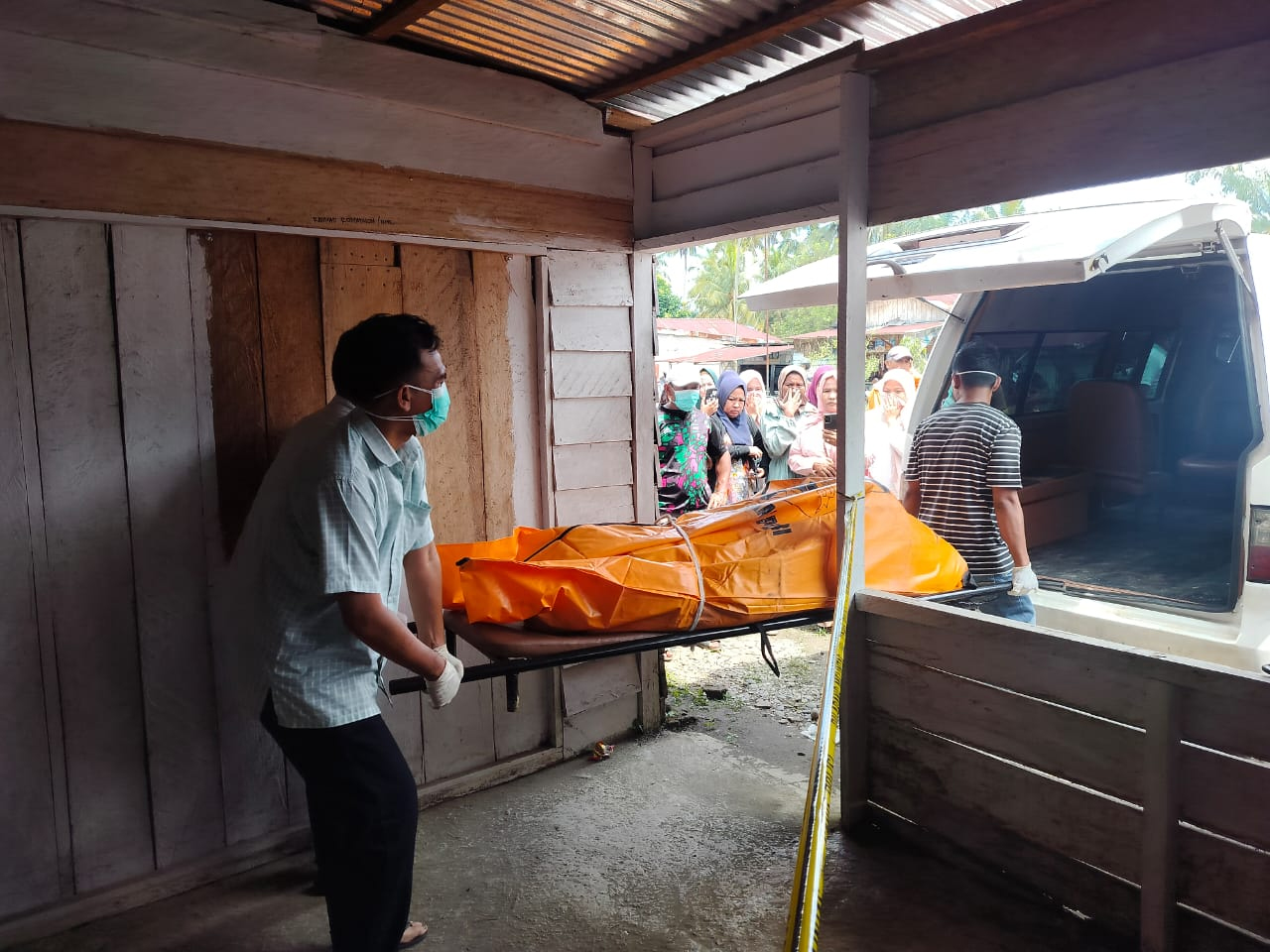 Evakuasi temuan mayat tergantung di komplek Pasar Sibuhuan Palas.
