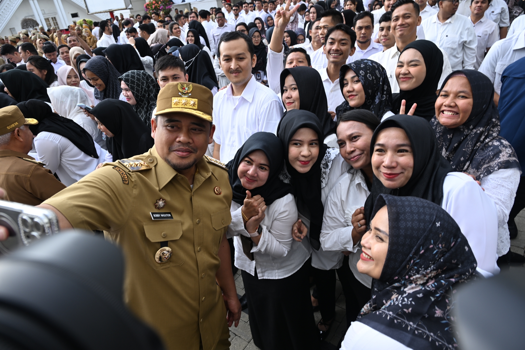 Gubernur Sumatera Utara (Sumut) Bobby Afif Nasution memimpin Apel Perdana pada hari pertama bekerja setelah libur panjang Hari Raya Idulfitri 1446 H, di Lapangan Upacara Kantor Gubernur Sumut.