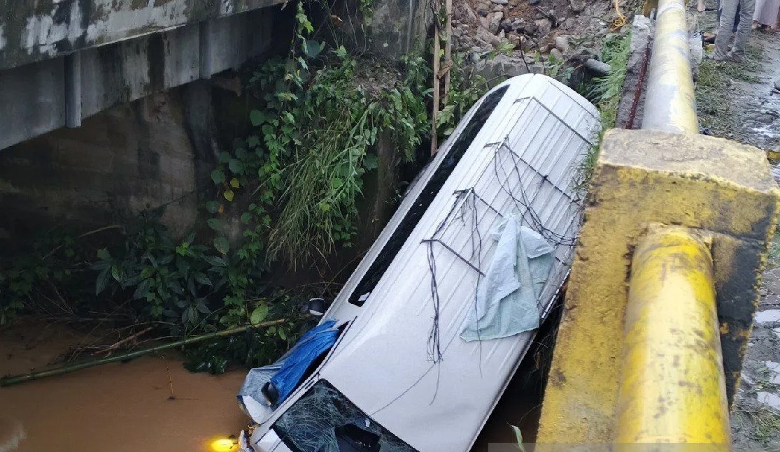 Kondisi mobil saat jatuh ke dalam sungai di bawah jembatan di Palas.