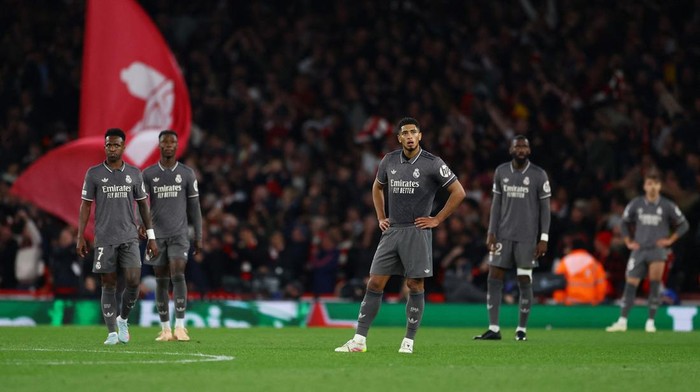 Pemain Madrid tertunduk lesu setelah dibantai Arsenal 3-0.