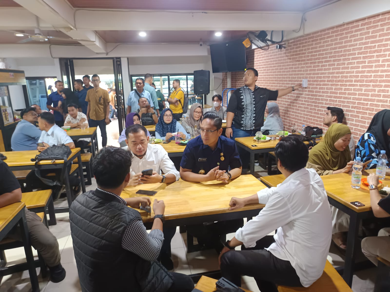 Wali Kota Medan Rico Waas bersama rombongan menyempatkan diri untuk bersantap siang di kantin Pemko Medan, Selasa (8/4/2025).