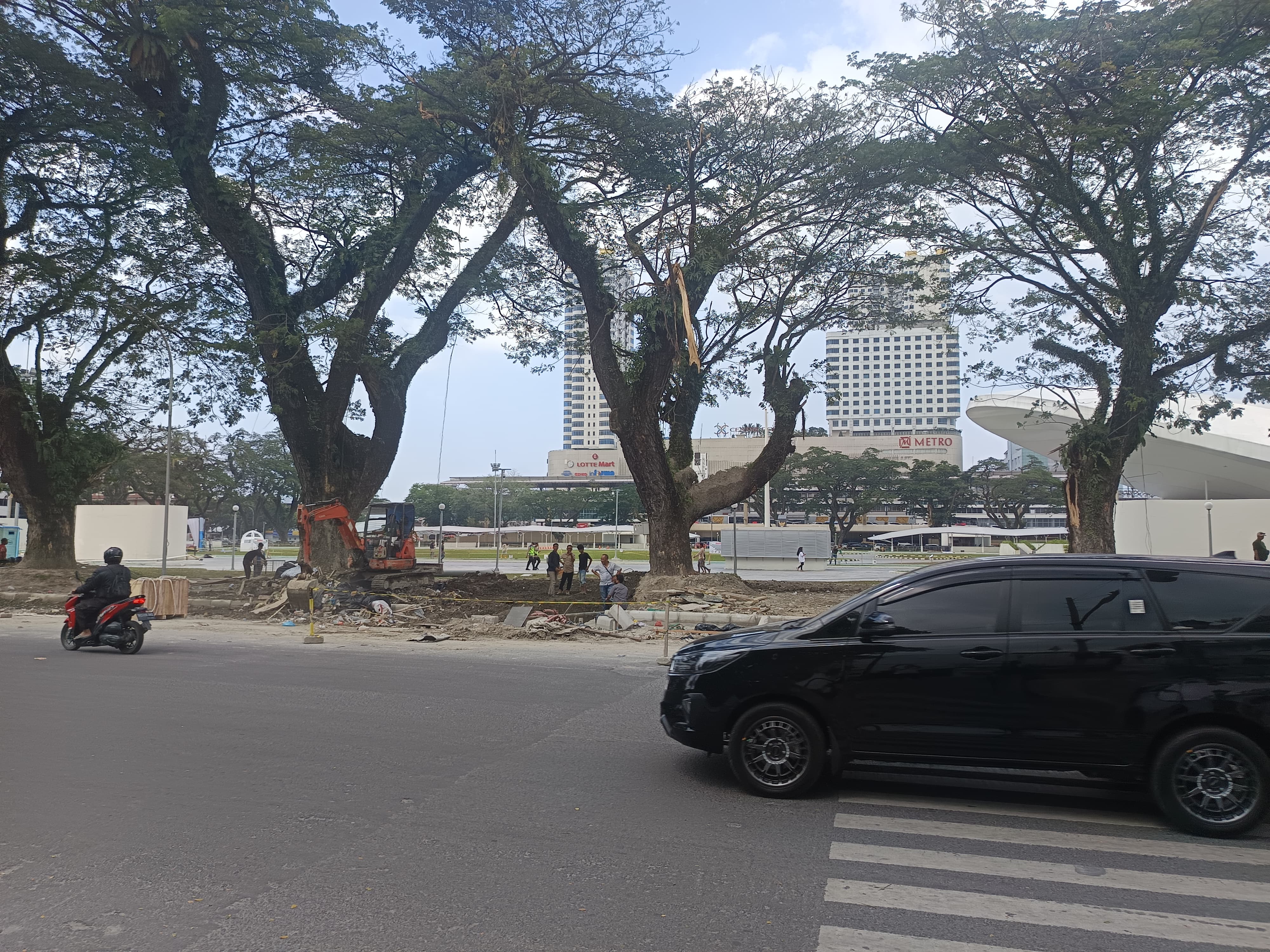 Kondisi Lapangan Merdeka Medan masih dalam pengerjaan, meski telah diresmikan pada 19 Februari 2025.