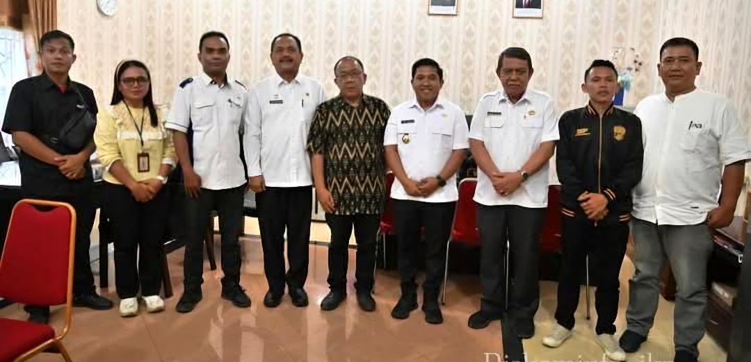 Wali Kota Sibolga Akhmad Syukri Nazry Penarik dan Kepala Kantor BTPN Sibolga Irwansyah Harahap beserta jajaran foto bersama usai pertemuan, Rabu (26/3) di kantor Wali Kota Sibolga.