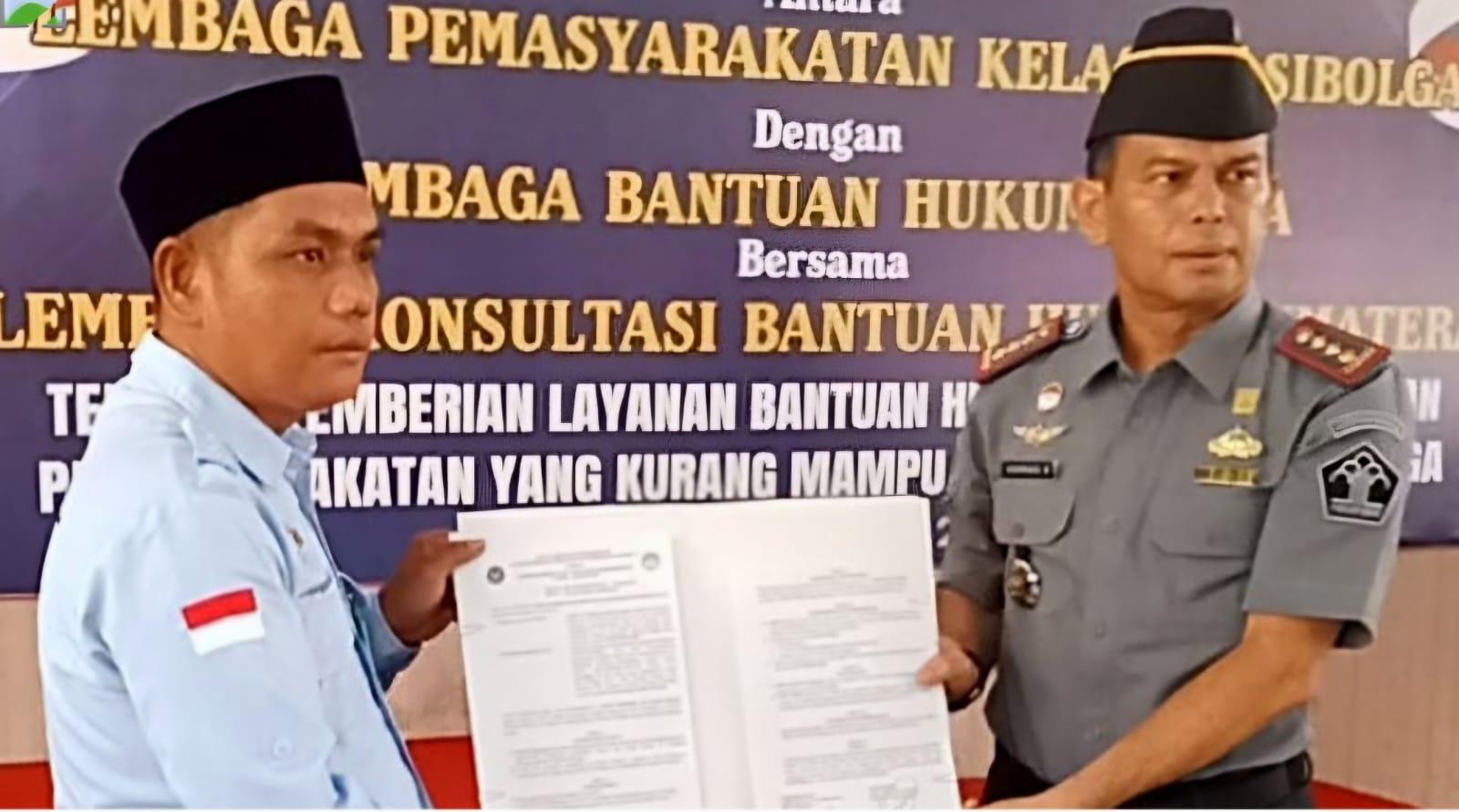 Kepala Lapas Sibolga Novriadi dan Ketua LKBH Sumatera Parlaungan Silalahi memperlihatkan MoU usai ditandatangani bersama.