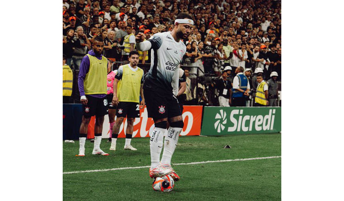 Neymar saat menginjak bola.