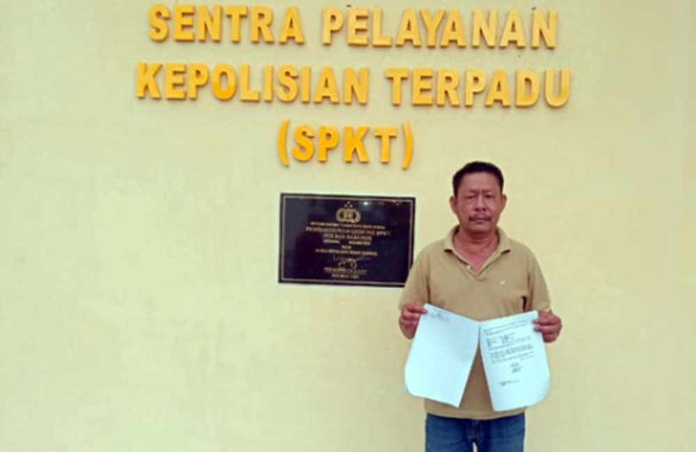 Mangoloi melaporkan dugaan fitnah dan pencemaran nama baik ke Polres Samosir, Senin (7/4/2025).