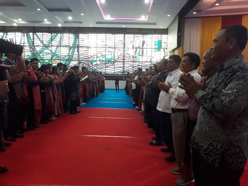Guru dan siswa Kelas XII SMA Negeri 3 Kota Siantar manortor bersama pada acara pelepasan siswa dan pentas seni.