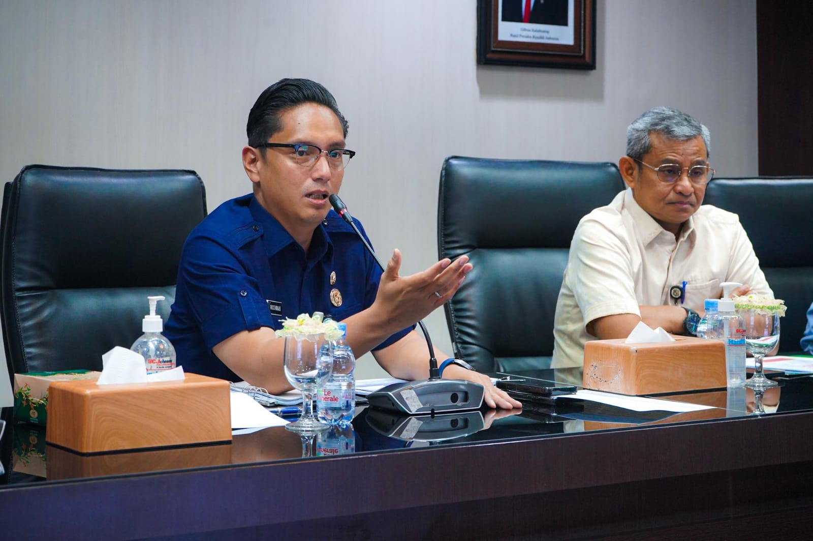 Wali Kota Medan Rico Tri Putra Bayu memimpin rapat bersama jajaran Dinas Perumahan Kawasan Permukiman Cipta Karya dan Tata Ruang (PKPCKTR) Kota Medan, Selasa (8/4), di Kantor Wali Kota Medan.