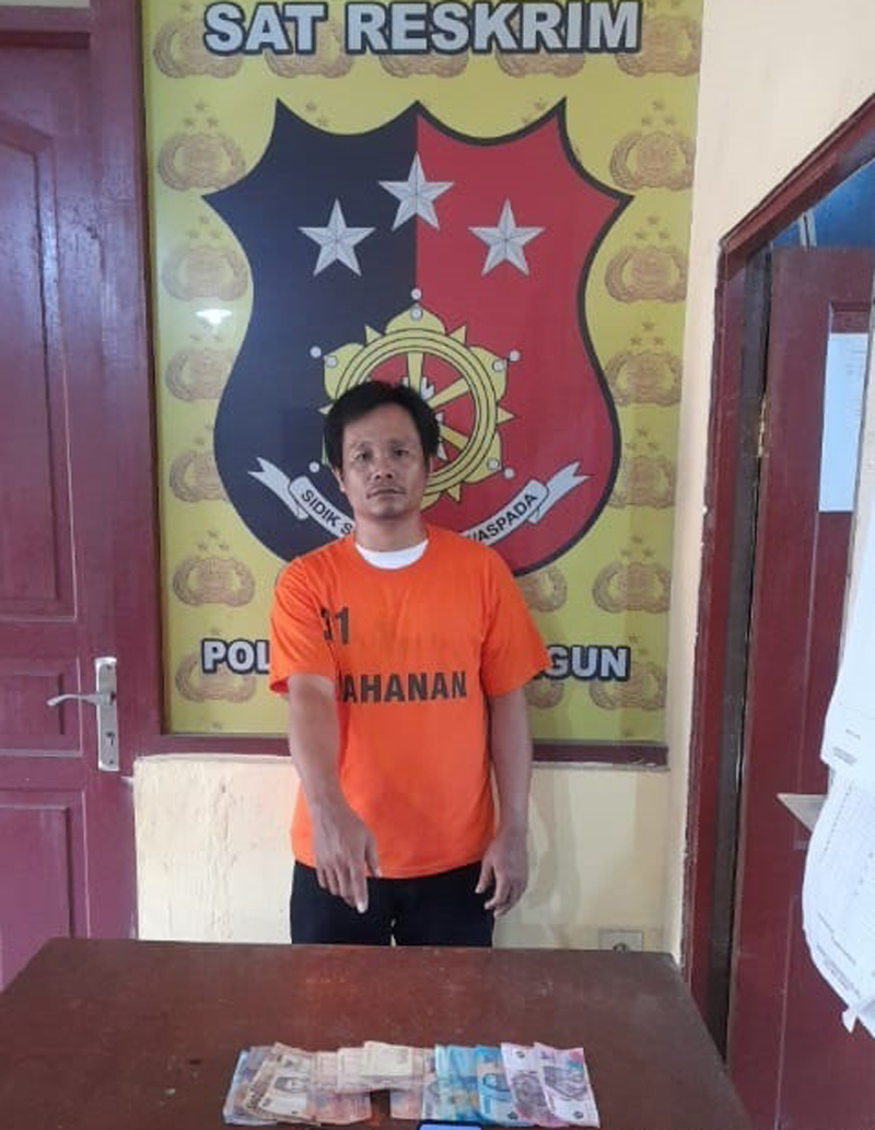 Pelaku dan barang bukti saat berada di Mapolres Simalungun.