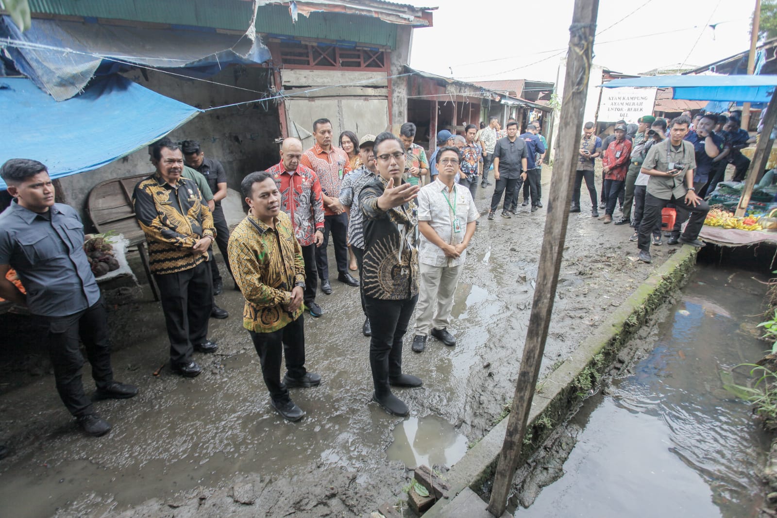 Wali Kota Medan Rico Waas meninjau langsung kondisi Pasar Simalingkar yang masih tergenang banjir setelah direvitalisasi Pemko Medan, Kamis (10/4/2025).