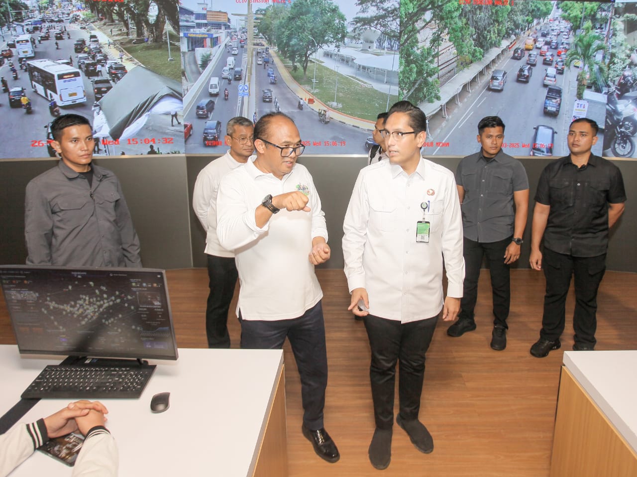 Wali Kota Medan Rico Waas dan Plt Kadishub Suriono tampak berbincang sembari dikawal tiga orang walpri saat berada di kantor ATCS Dishub Medan, Jalan Balai Kota belum lama ini.