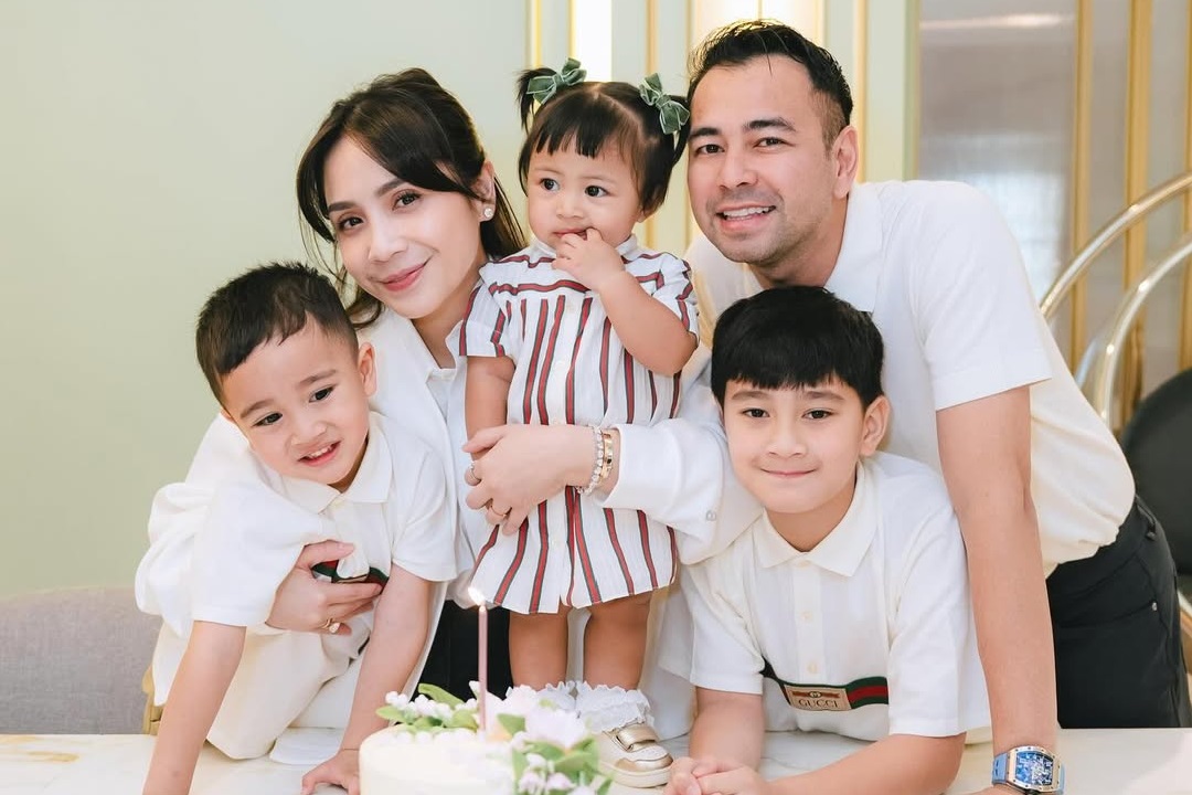 Raffi Ahmad dan Nagita Slavina rayakan ultah anak angkat.