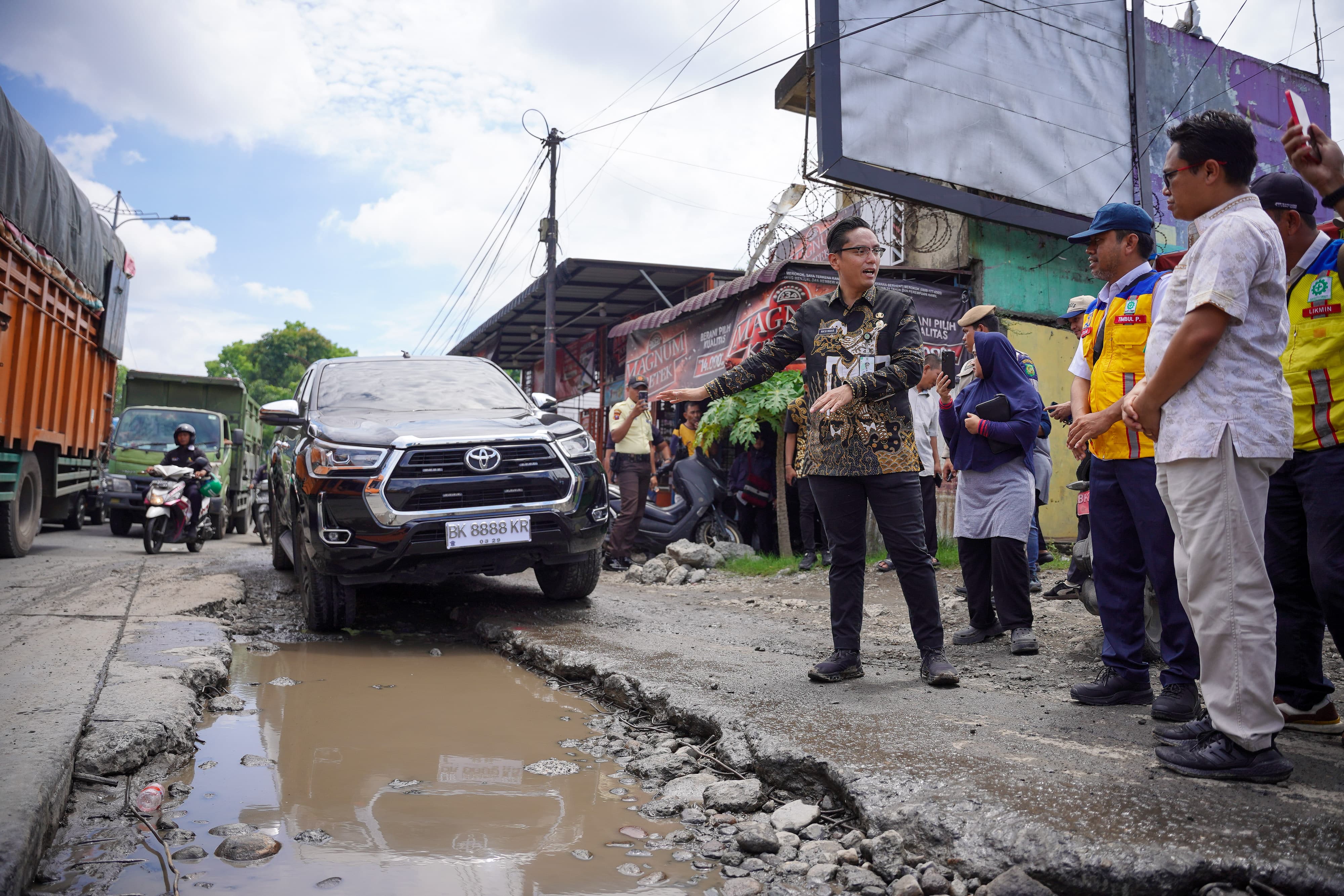 Wali Kota Medan Rico Tri Putra Bayu Waas  meninjau Jalan Kolonel Yos Sudarso, khususnya di simpang Kawasan Industri Medan (KIM), yang rusak parah.