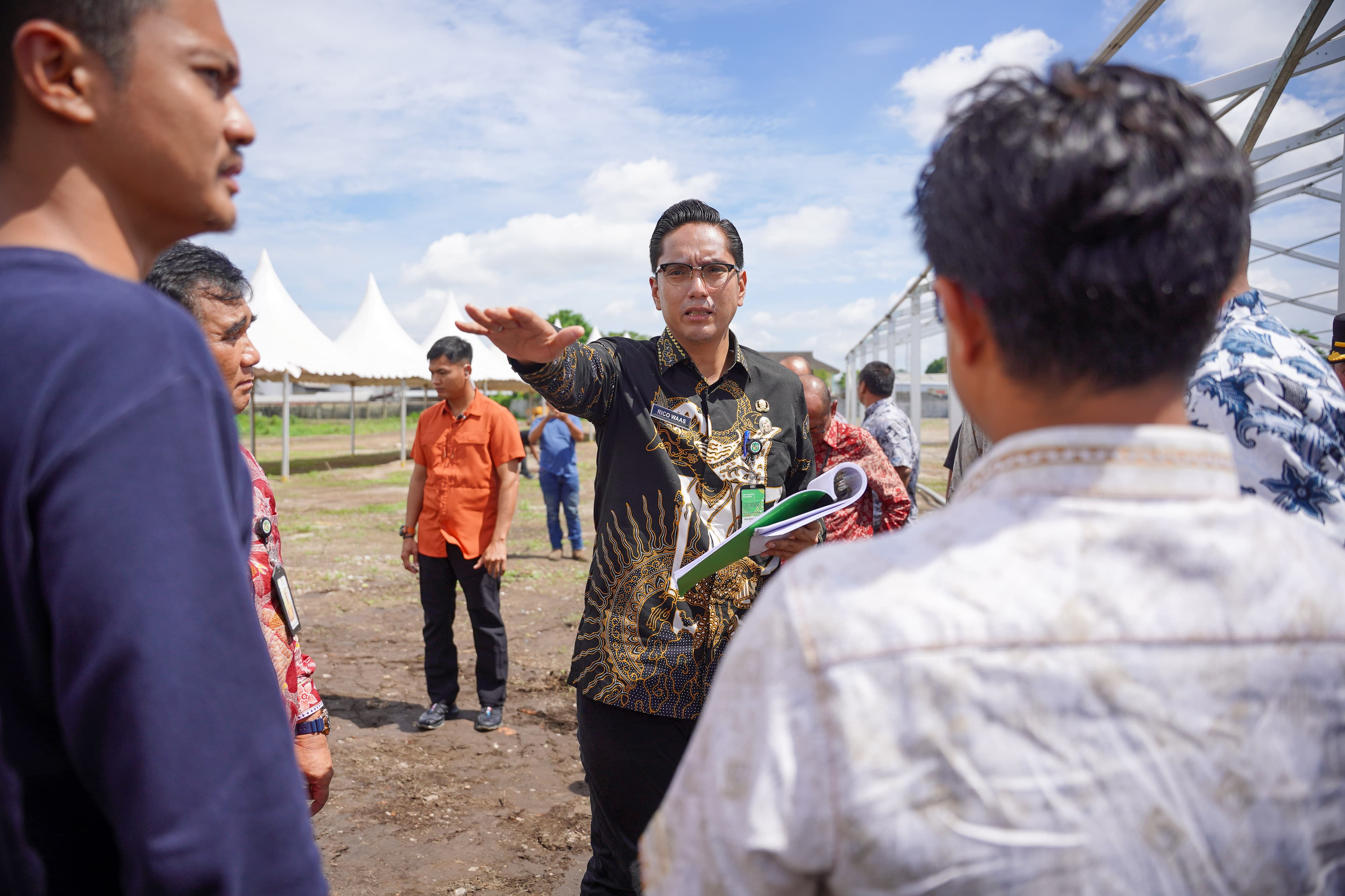 Wali Kota Medan Rico Tri Putra Bayu Waas saat meninjau lokasi pelaksanaan MTQ di Jalan Kolonel Yos Sudarso, Kelurahan Kota Bangun, Kecamatan Medan Deli, Kamis (10/4).