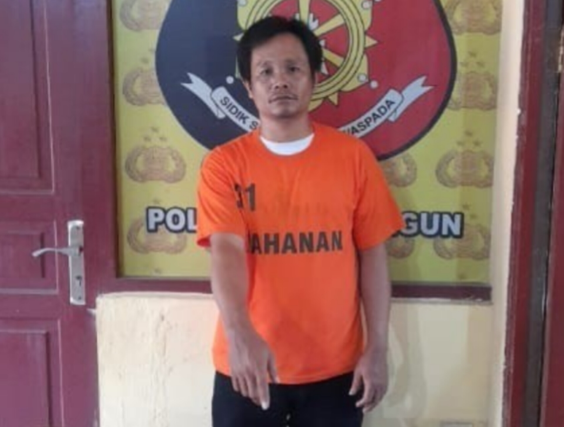 Haholongan Sipayung (39) ditangkap aparat kepolisian saat warungnya digerebek.