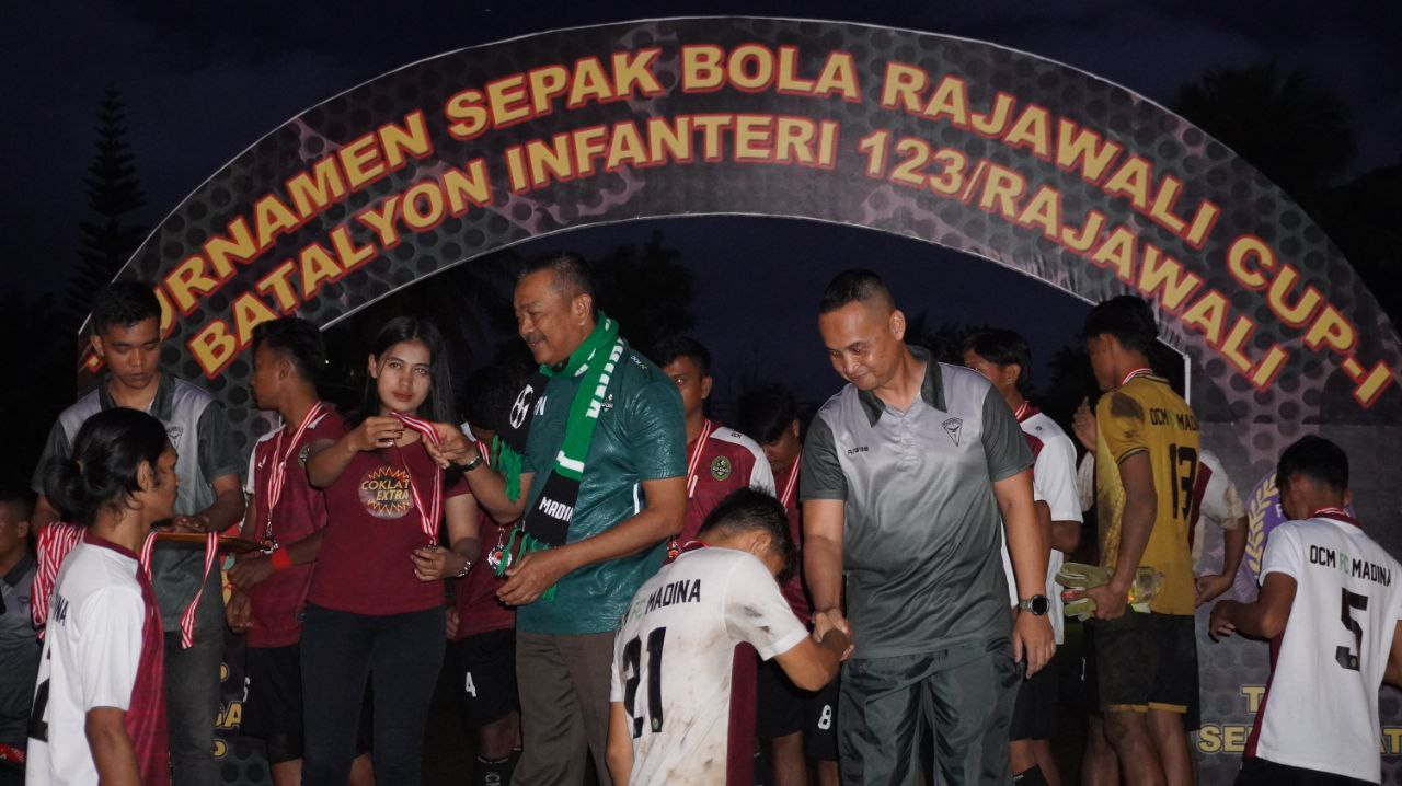 Danrem 023/KS dan Dayonif 123/RW menyerahkan medali juara kepada pemain, Minggu (13/4/2025) malam di Lapangan Mako Yonif 123/RW Padangsidimpuan. (Samman/MetroDaily)