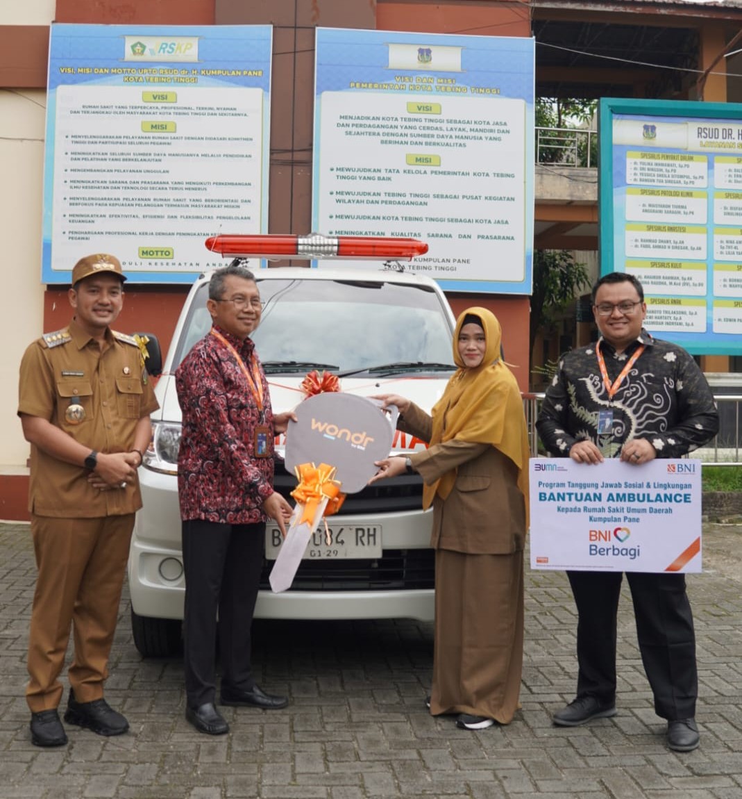 Walikota Tebingtinggi menyaksikan penyerahan bantuan satu unit mobil ambulans dari CSR BNI Kantor Cabang Tebingtinggi.