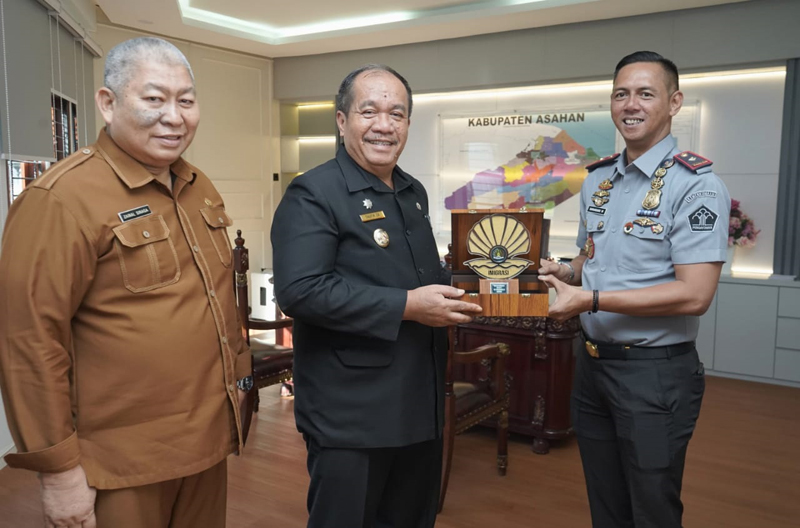 Bupati Asahan H Taufik Zainal Abidin Siregar didampingi Sekda Asahan bersama Kakan Imigrasi Barandaru Widyarto.
