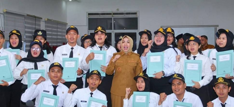 Bupati Labuhanbatu dr Hj Maya Hasmita (tengah) bersama Calon Pegawai Negeri Sipil (CPNS) formasi tahun 2024.