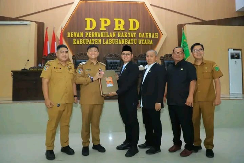 Bupati Labura Dr Hendri Yanto Sitorus menyampaikan LKPj Kepala Daerah Tahun 2024 dalam rapat paripurna yang digelar di Kantor DPRD.