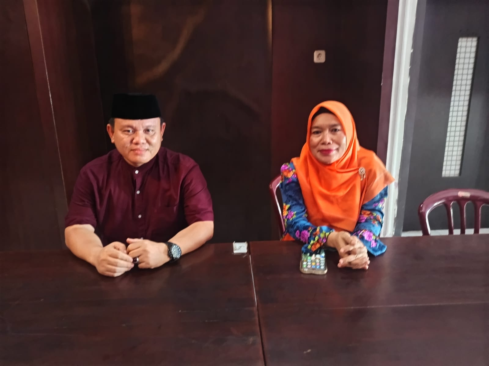 Hj Erna Suriani (kanan), Ketua LPTQ Kecamatan Medan Kota dan H Ahmad Muhajir selaku Ketua LPTQ Kecamatan Medan Amplas memberi keterangan pers pada Selasa (15/4/2025).