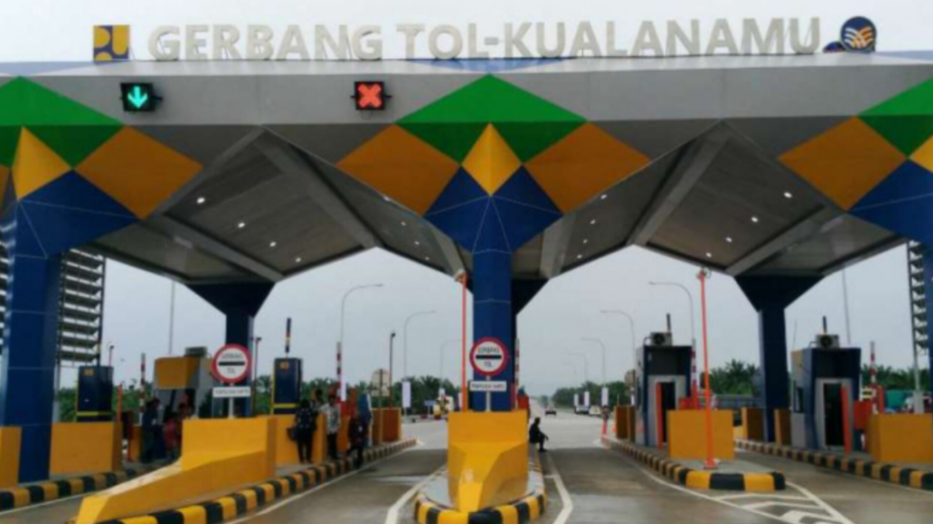 Gerbang tol Kualanamu.
