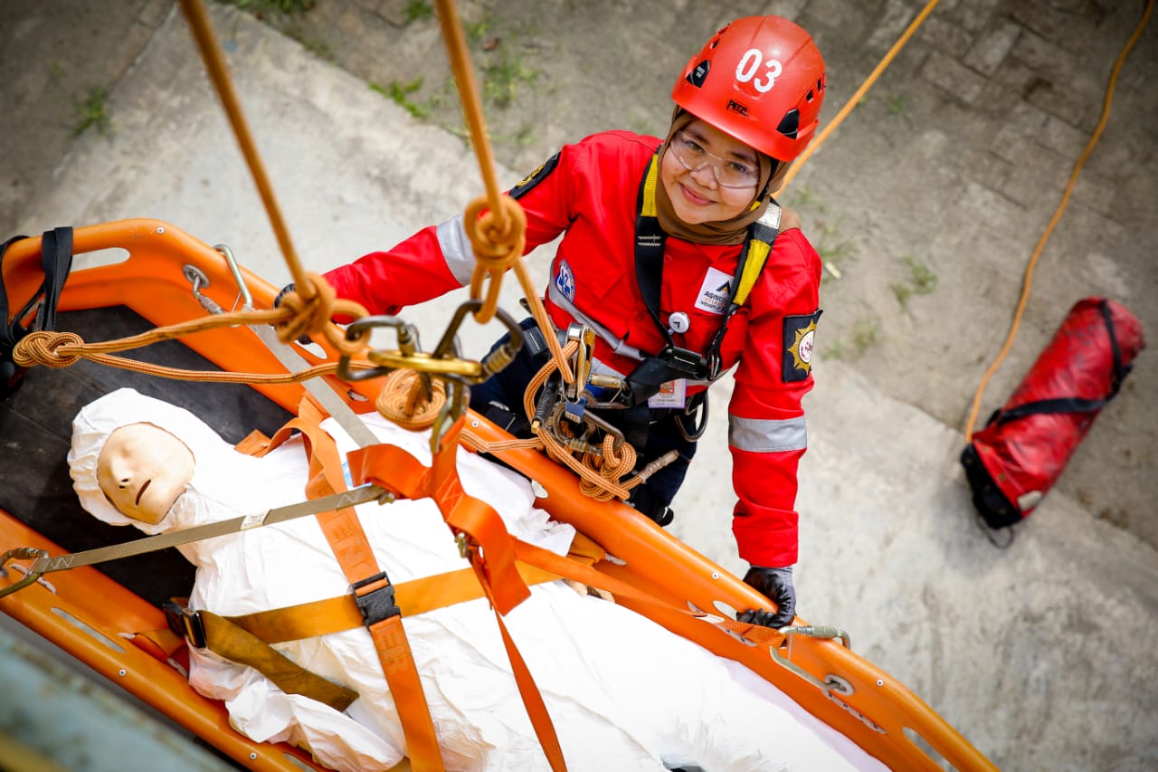 Dewi Hafsah Siregar, anggota Emergency Rescue Team di Tambang Emas Martabe, saat latihan penyelamatan di ketinggian.