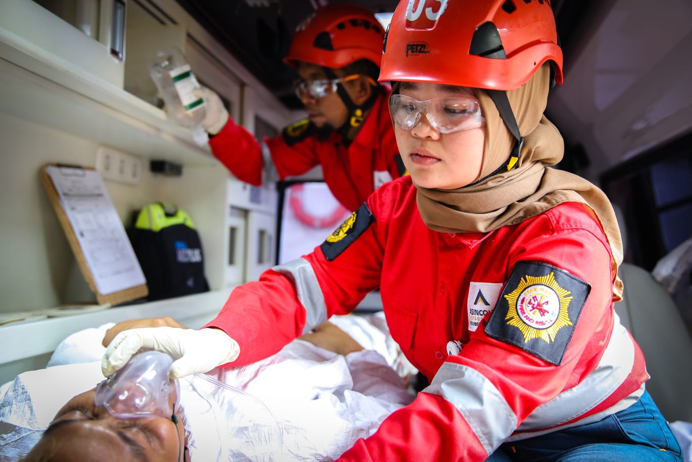 Dewi Hafsah Siregar saat latihan menangani kondisi emergency kecelakaan kerja di Tambang Emas Martabe, Batang Toru, Tapsel.